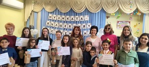 На една сцена застанаха нашите малки таланти наред с бивши възпитаници – днешни ученици от НУМТИ „Добрин Петков“ гр. Пловдив.